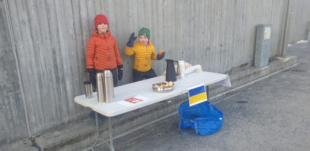 To brødre står utenfor Haslum t-banestasjon. De selger boller og kaffe.