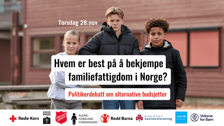 Tre ungdommer, en jente og to gutter ser rett fram i kamera. På banneret står det: Hvem er best på å bekjempe familiefattigdom i Norge?