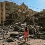 Jente foran bombet hus i Gaza