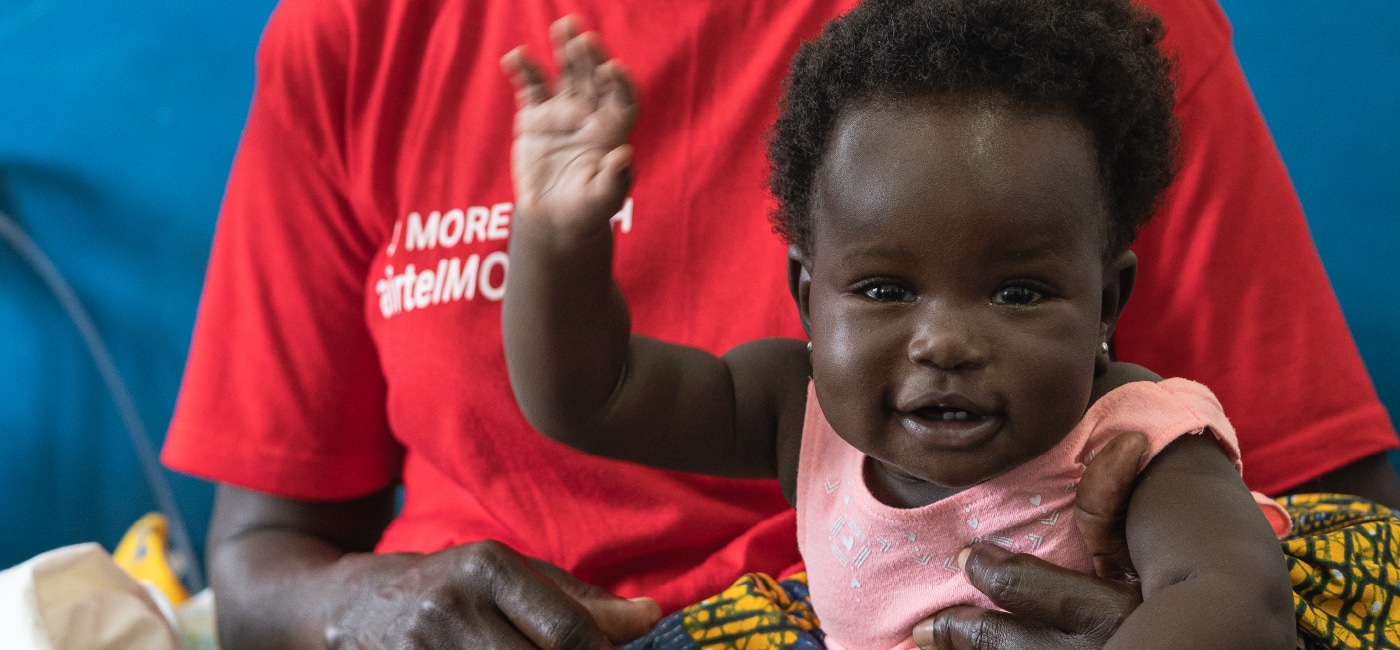 Priscilla på et sykehus i Uganda får behandling for lungebetennelse.