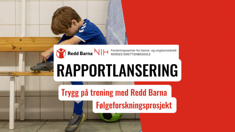 En ung gutt sitter i en garderobe og snører på fotballsko. På banneret står det rapportlansering.