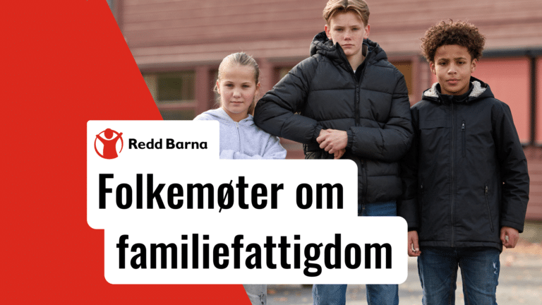 Tre ungdommer står og ser sterkt i kamera, en jente og to gutter. På banneret står det folkemøter om familiefattigdom