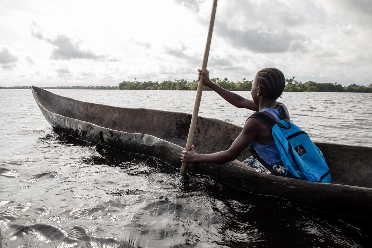 I Sierra Leone er en skolevei ikke alltid slik vi ser det for oss. Møt Tenneh som strekker seg litt ekstra for å gå på skolen.