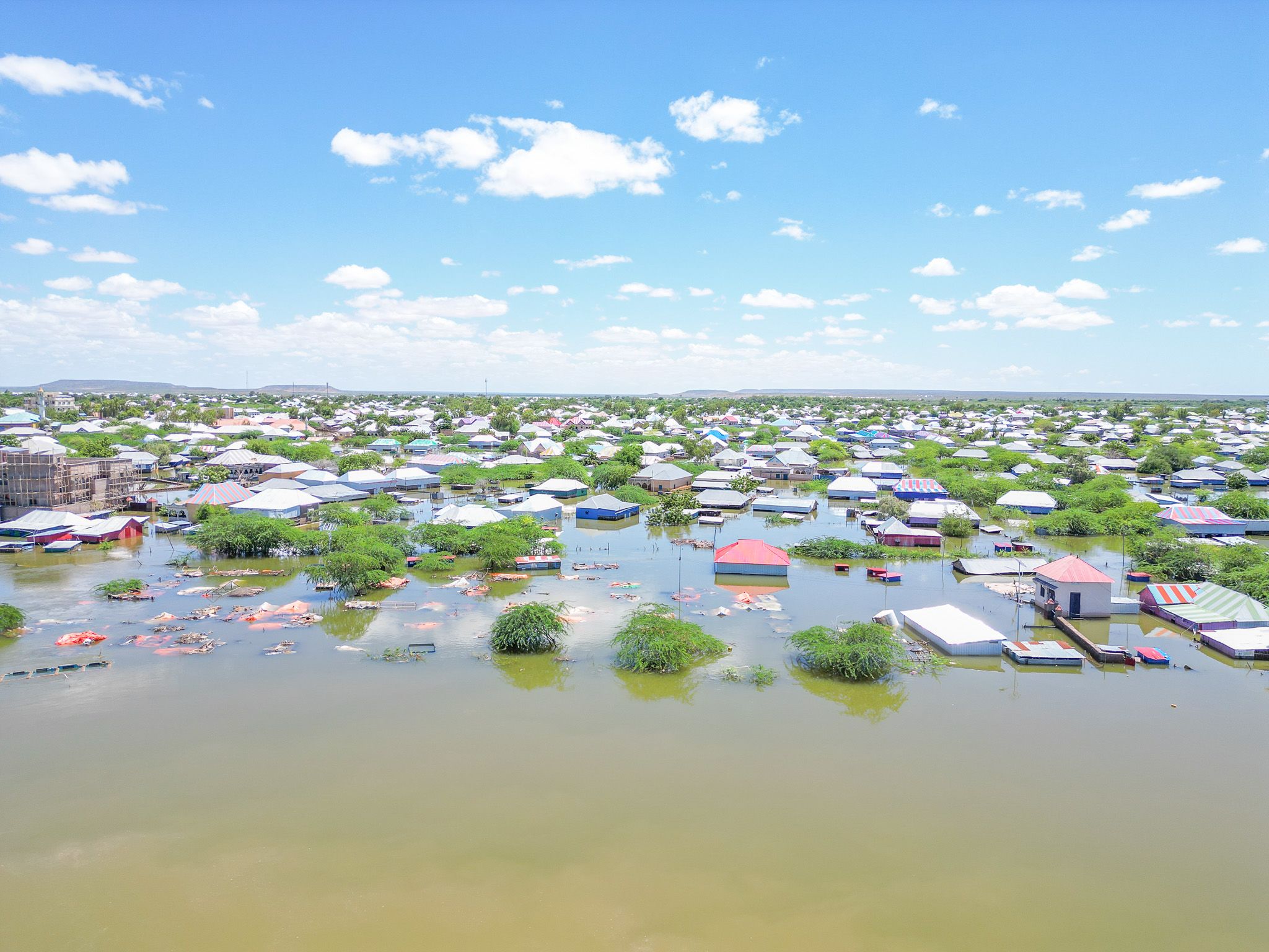 Flom i Somalia har drevet hundretusener på flukt. Redd Barna er på plass for å redde liv.